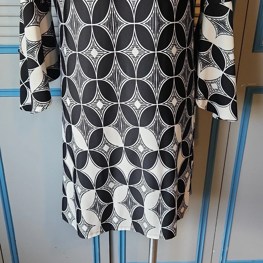 Roz & Ali Women’s Geometric Print Dress with Flare Sleeves - Picture 11 of 13